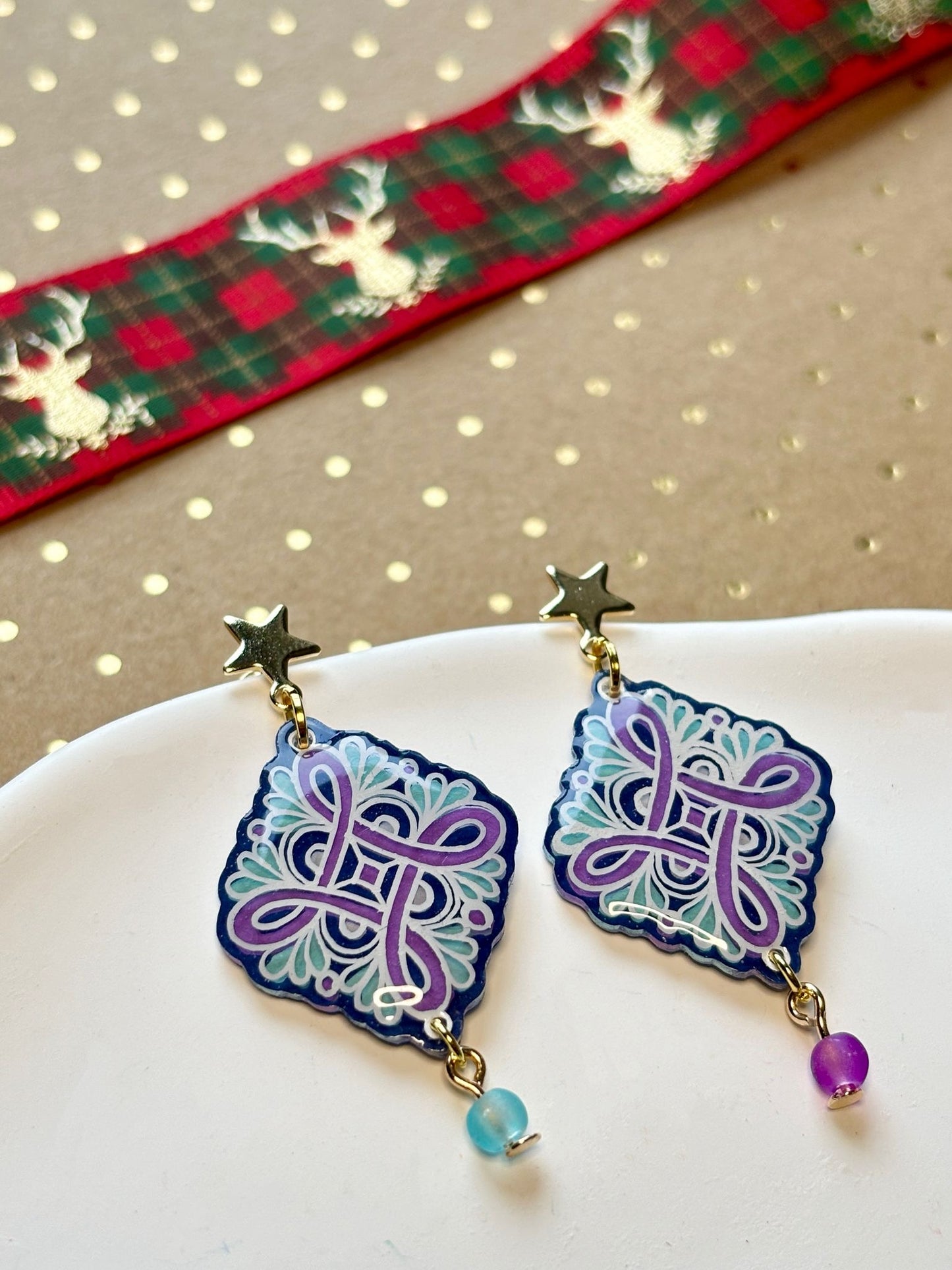 The Art of Celtic Knots: Christmas Resin Jewelry Workshop