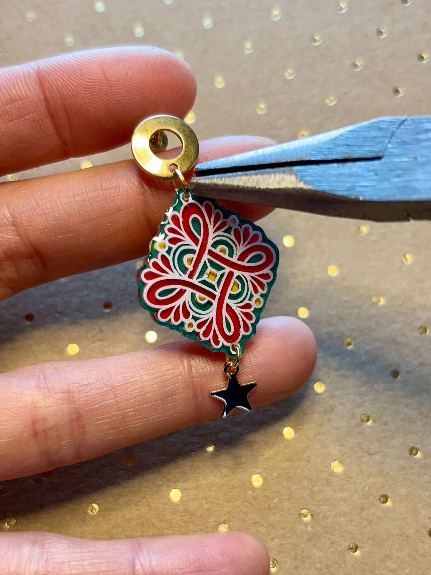 The Art of Celtic Knots: Christmas Resin Jewelry Workshop