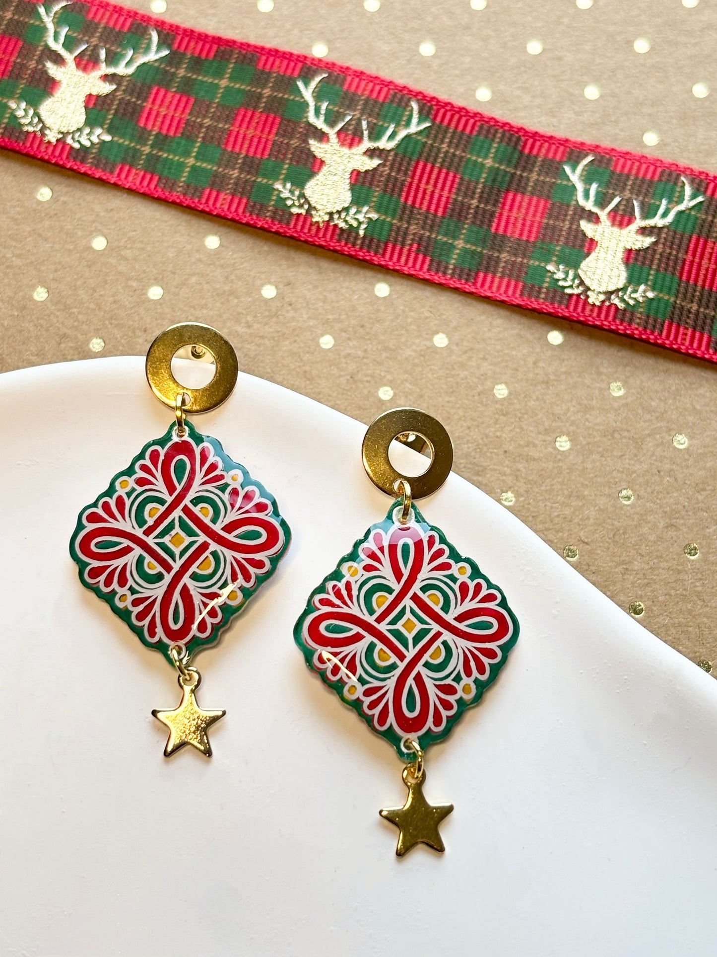 The Art of Celtic Knots: Christmas Resin Jewelry Workshop