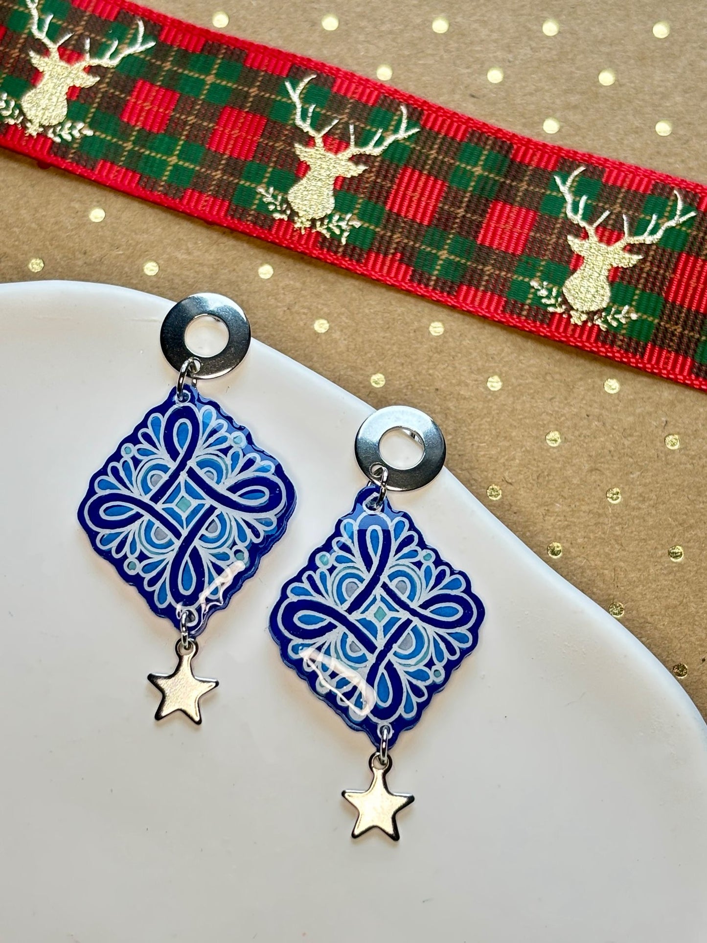 The Art of Celtic Knots: Christmas Resin Jewelry Workshop
